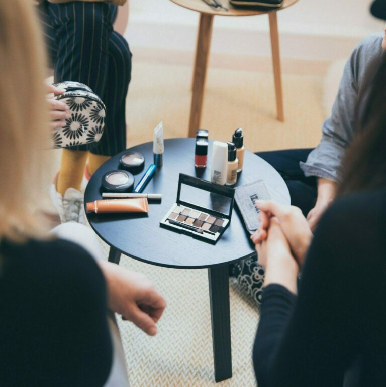 Trouvez votre maquaillage idéal pendant cet atelier de groupe relooking à Paris